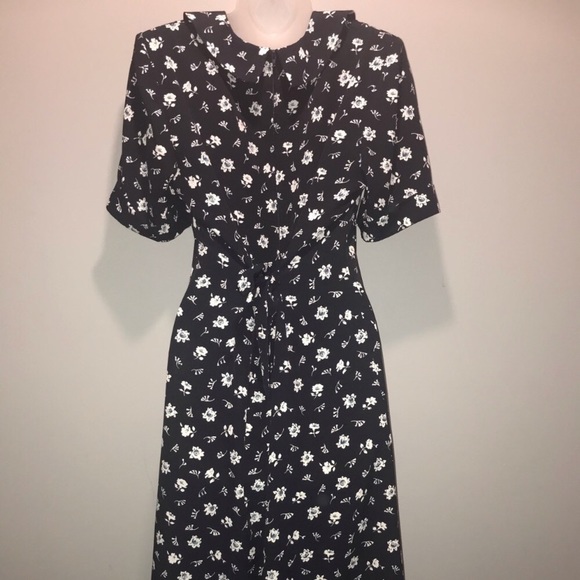 Floral dress with buttons and Peter Pan collar - Picture 2 of 3